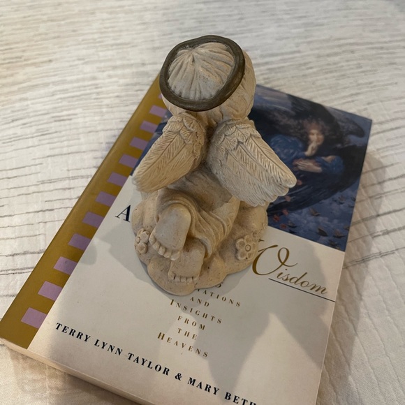 SELLING ALL 3 ANGELS STATUES & BOOK - Picture 7 of 12